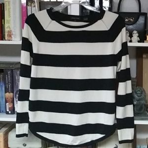 JEANNE PIERRE Crew Neck Sweater Size Small